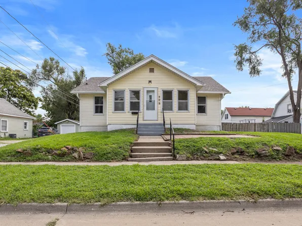 309 E 25th St, Des Moines, IA 50317