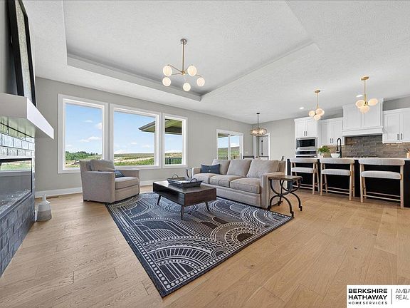5th image of 21348 Laurel Cir