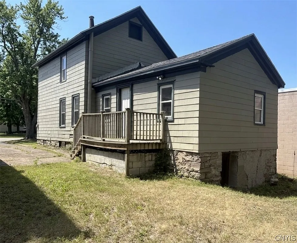 5 bed, 1.0 bath, 1252 sqft, $1,800 — Photo 2