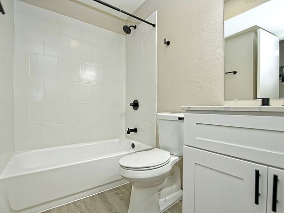 5th image of 600 1/2 E 53rd St #129