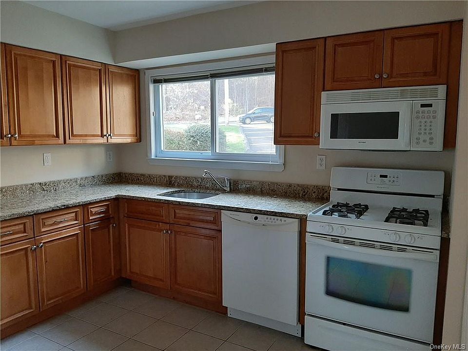 2nd image of 16 Pavilion Ridge Way Unit 5