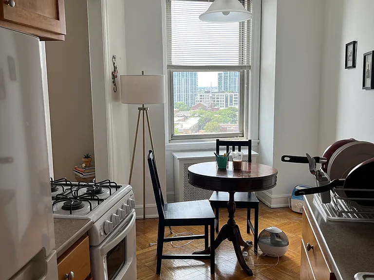 Fullerton Parkway Towers — Photo 20