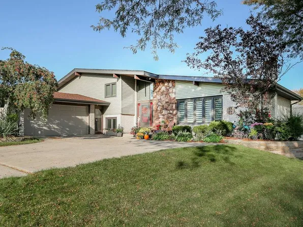 7721 Baker Ct, Darien, IL 60561
