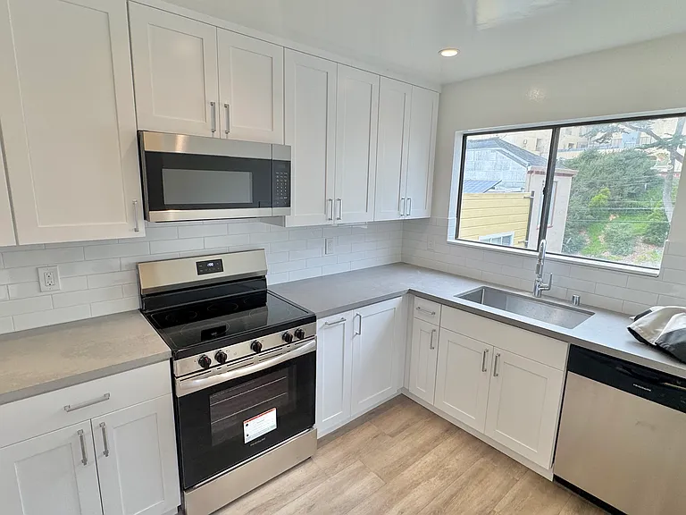 410 44th Ave #303 — Photo 9