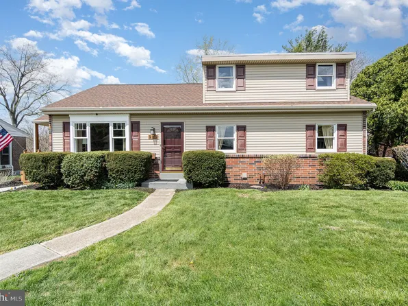 929 High St, Akron, PA 17501