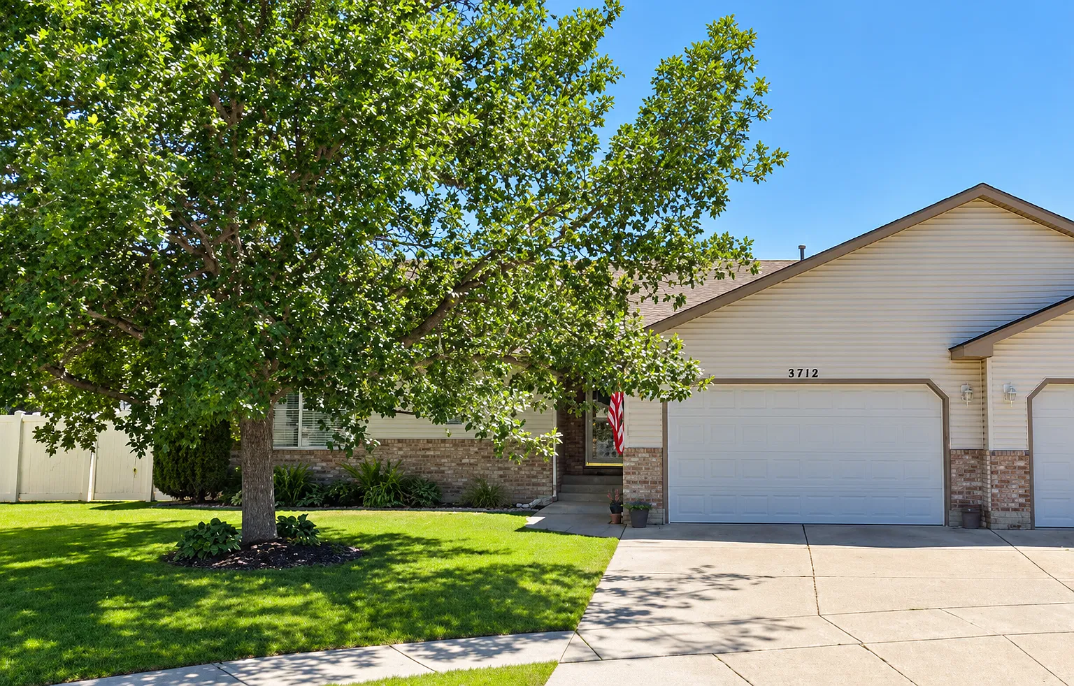 3 bed, 2.0 bath, 1367 sqft, $1,650 — Photo 1