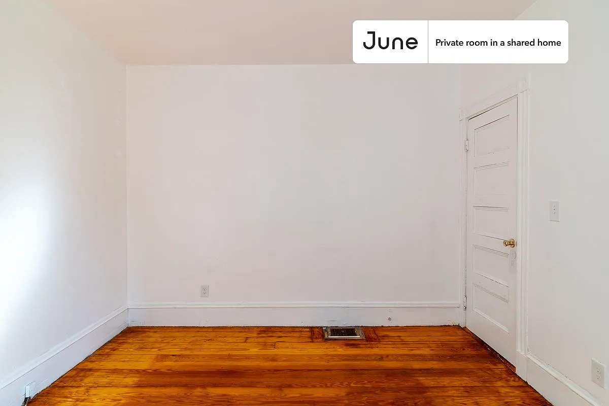 Queen bedroom in 4 bed/1 bath home in JFK/UMass #1751 B — Photo 4