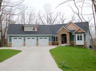 2805 Woodland Dr, Le Claire, IA 52753