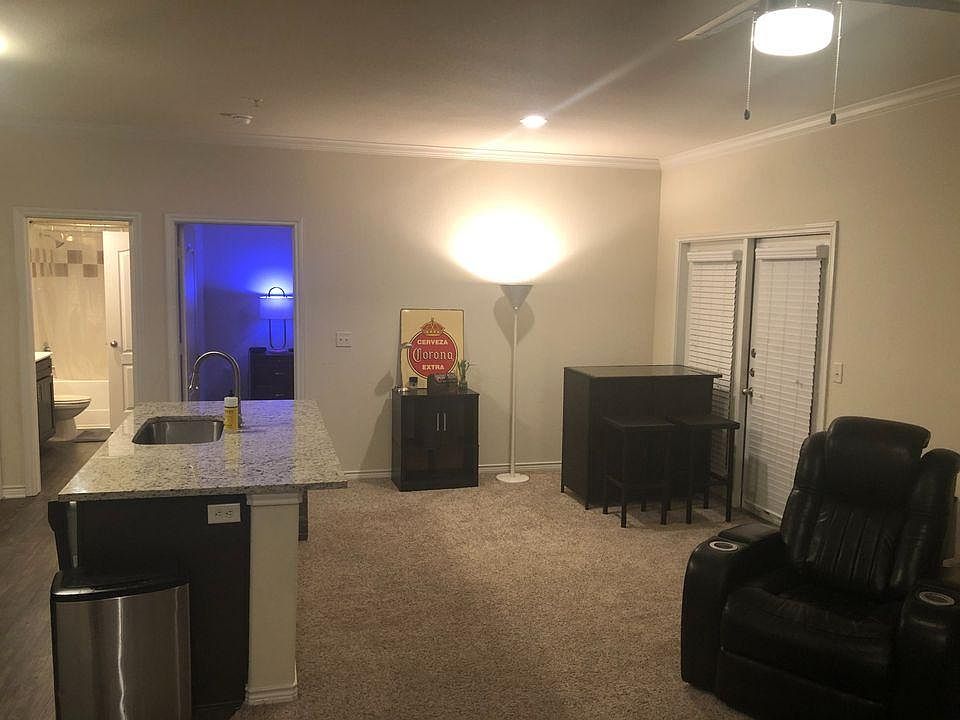 1st image of 502 E Stassney Ln