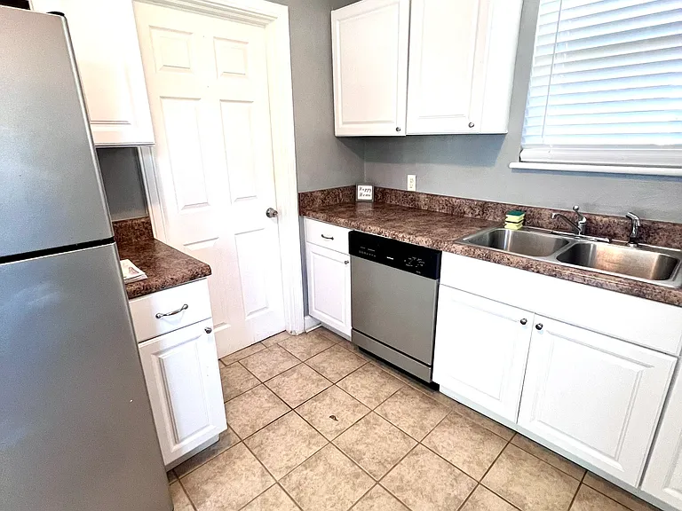 210 Pennsylvania Ave #1 — Photo 14