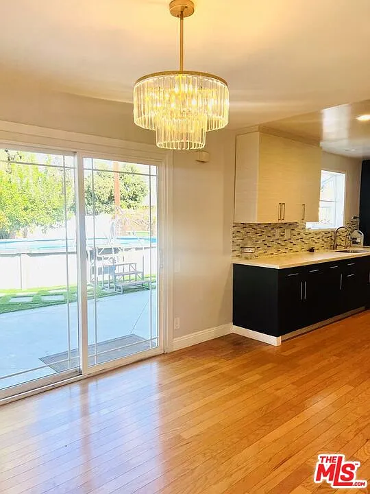 3 bed, 2.0 bath, 1250 sqft, $4,200 — Photo 2