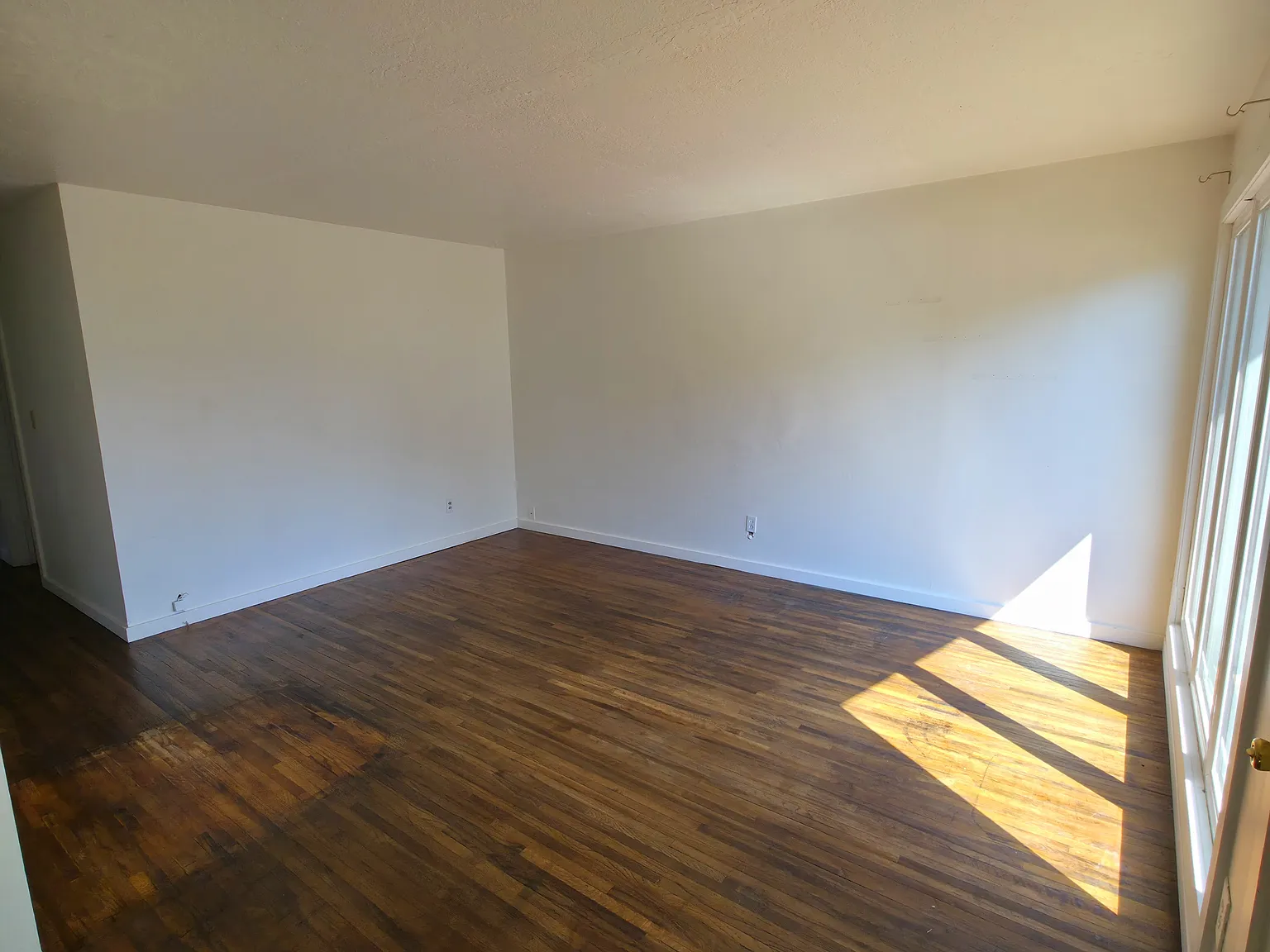 3 bed, 888 sqft, $2,300 — Photo 2