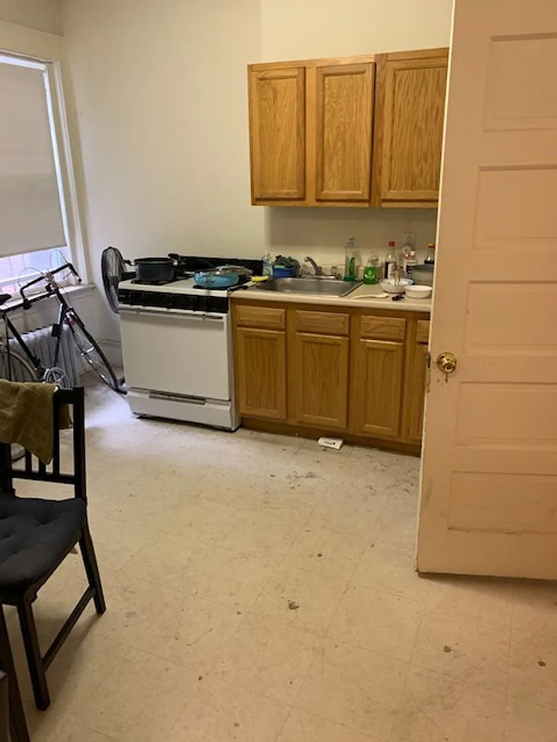 1 split spacious unit in Allston is available on 9/1 — Photo 1