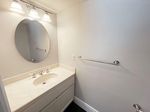 4th image of 2206 Carnegie Ln APT A