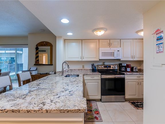 4th image of 1 Tanglewood Drive #302