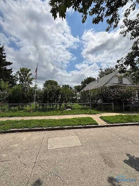 2nd image of 142 E Plumer St