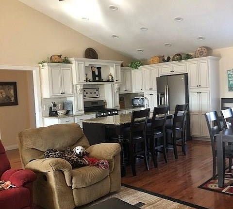 3rd image of 565 Rose Ln