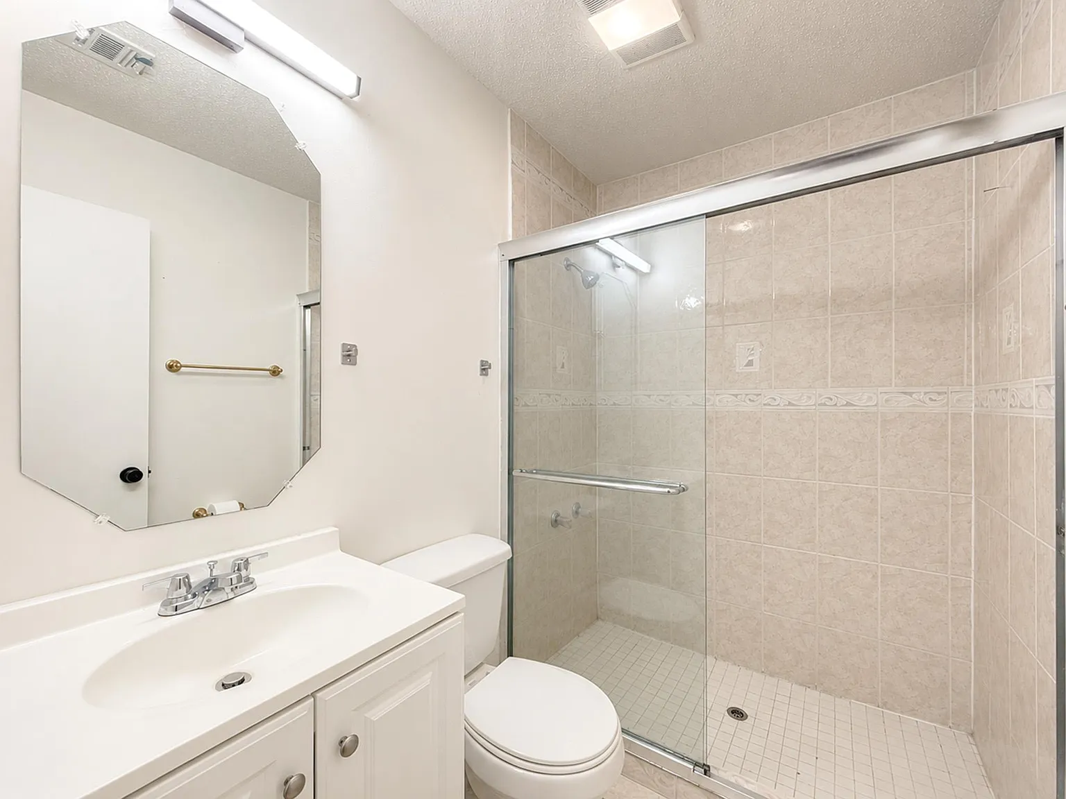 4 bed, 7.0 bath, 3822 sqft, $780 — Photo 2