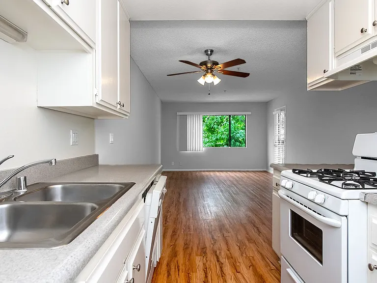 404 E Birch St — Photo 9