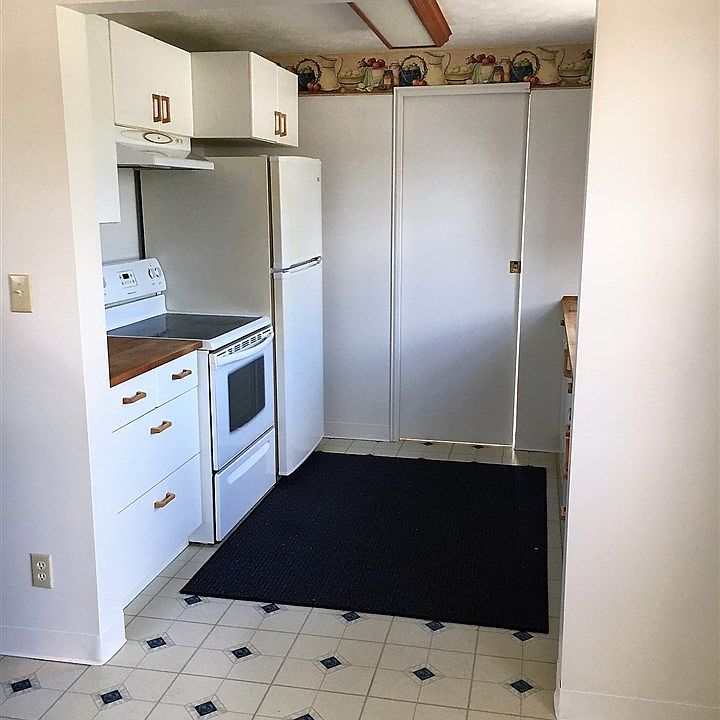 2nd image of 320 D St NW