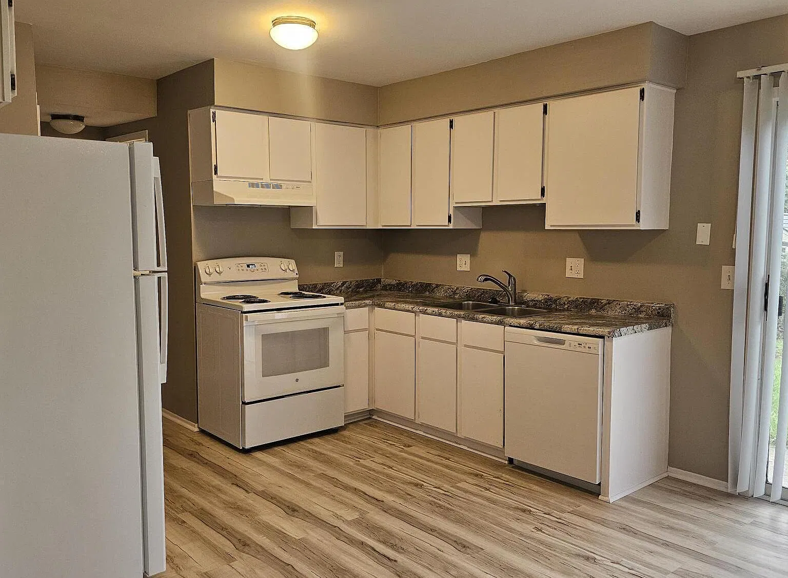 3 bed, 1.5 bath, 2200 sqft, $1,495 — Photo 2