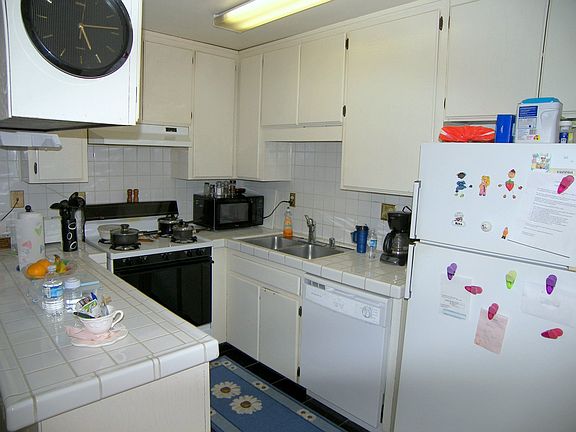 Fully featured kitchen
