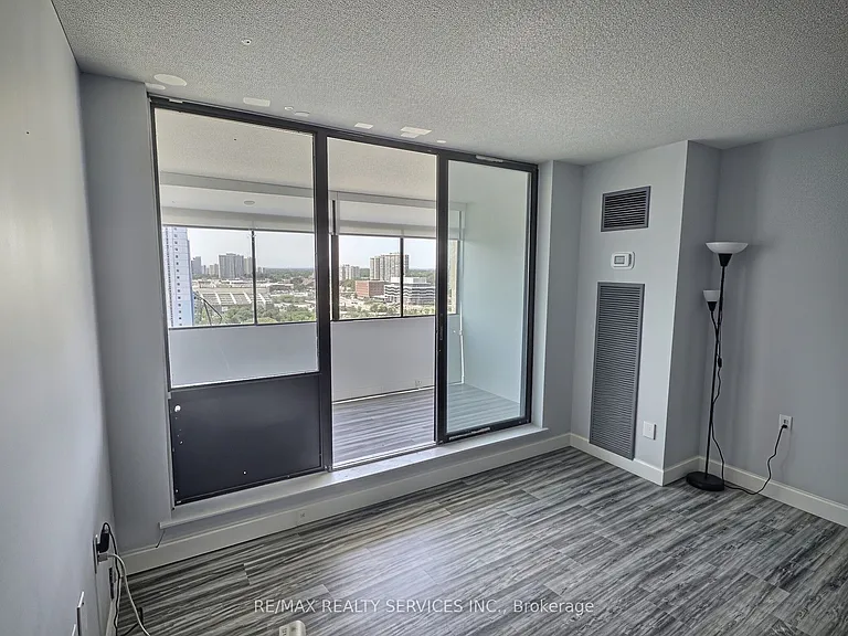 18 Knightsbridge Rd #1812 — Photo 9