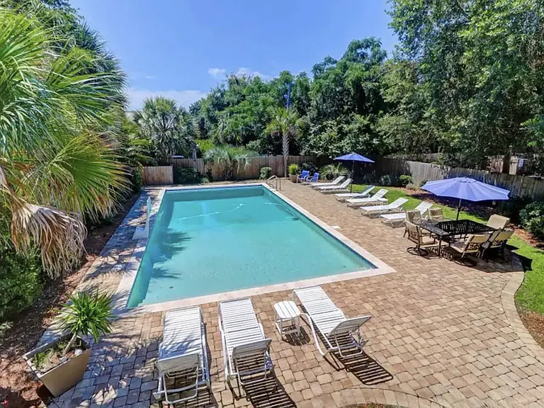 806 Carolina Blvd — Photo 2