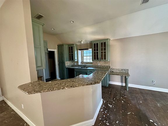 5th image of 548 NW Wintercrest Rd