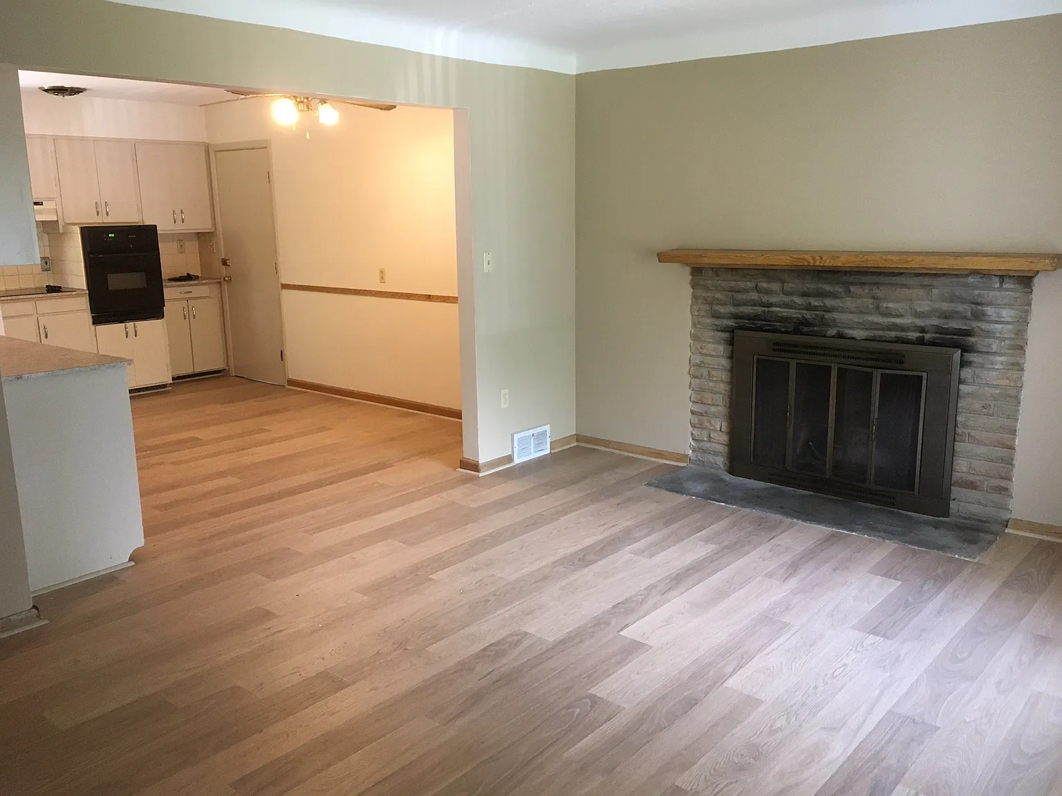 3 bed, 1.5 bath, 1200 sqft, $1,390 — Photo 2