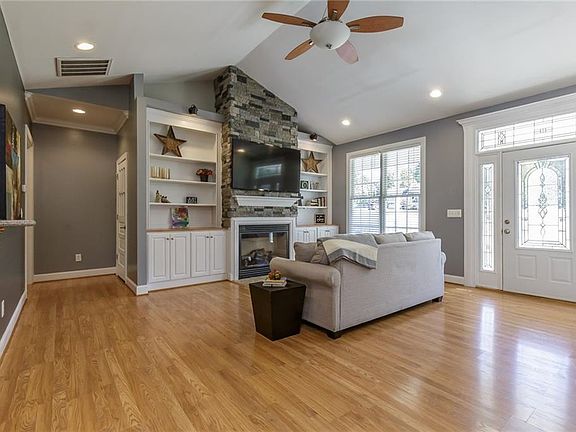 3rd image of 1028 Pleasant Dr