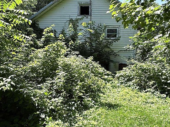 3rd image of 1521 E Grove St