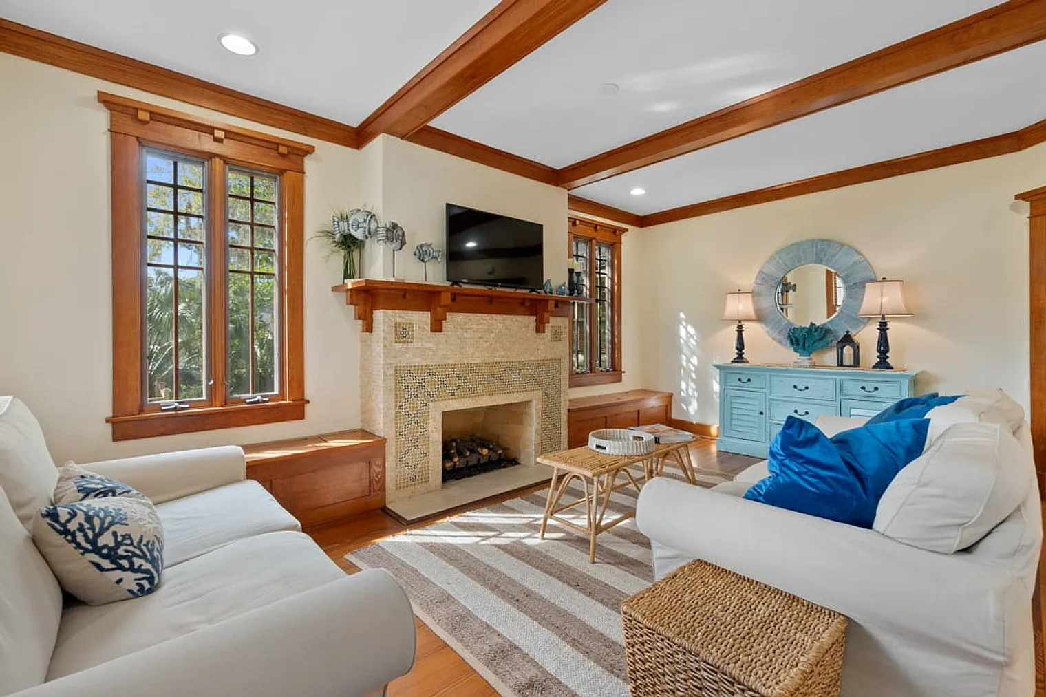 3 bed, 2.0 bath, 1991 sqft, $7,813 — Photo 3