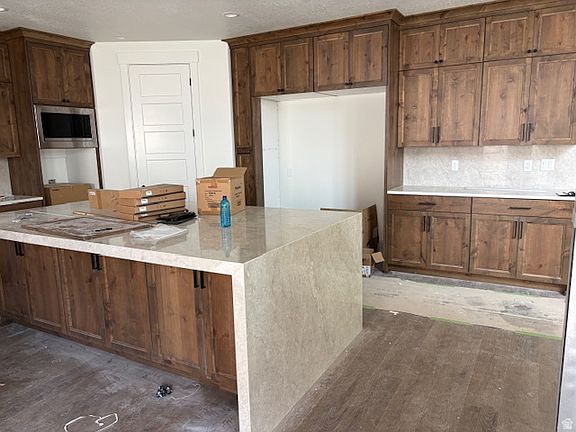 3rd image of 692 Mountain Rd