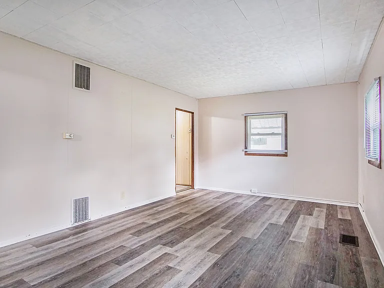 139 E Chippewa Ave — Photo 2