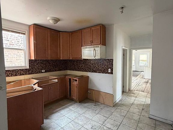 3rd image of 5027 S Racine Ave