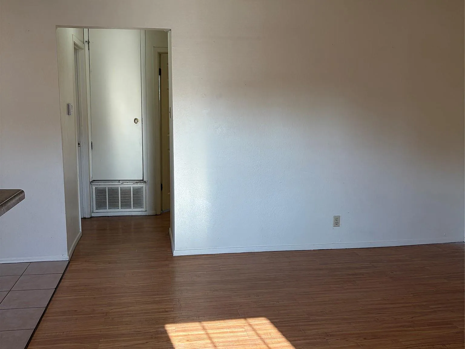 2 bed, 1.0 bath, 3120 sqft, $995 — Photo 4