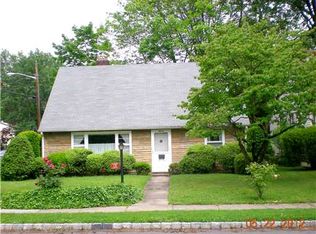 16 Park Ave, Green Brook, NJ 08812