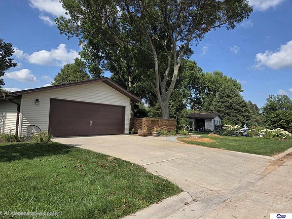3rd image of 800 Parkview Dr