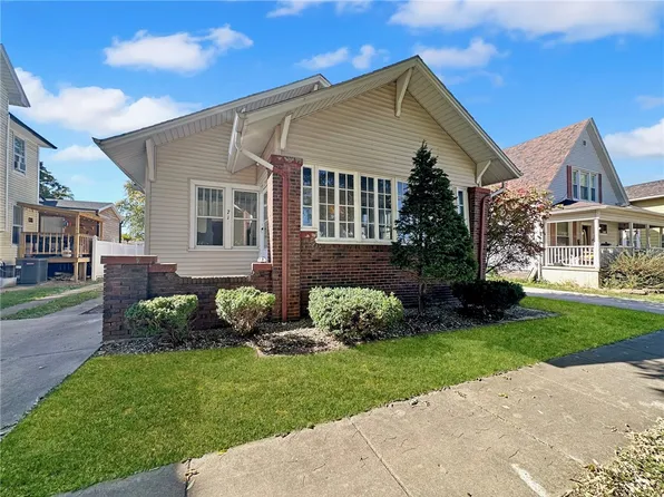 717 S 15th St, Mattoon, IL 61938