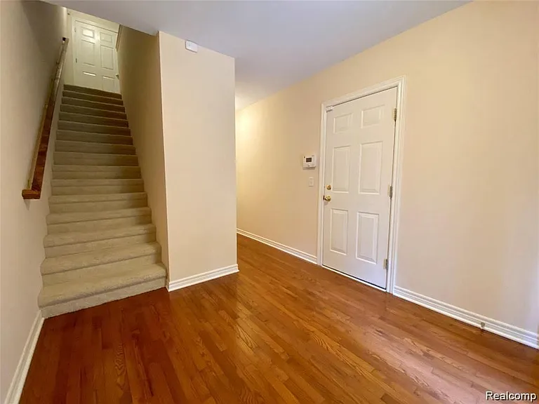 341 S Village Way — Photo 2
