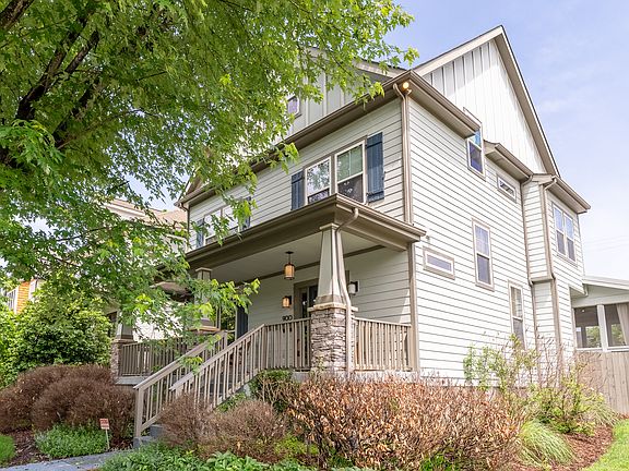 3rd image of 900 Montrose Ave