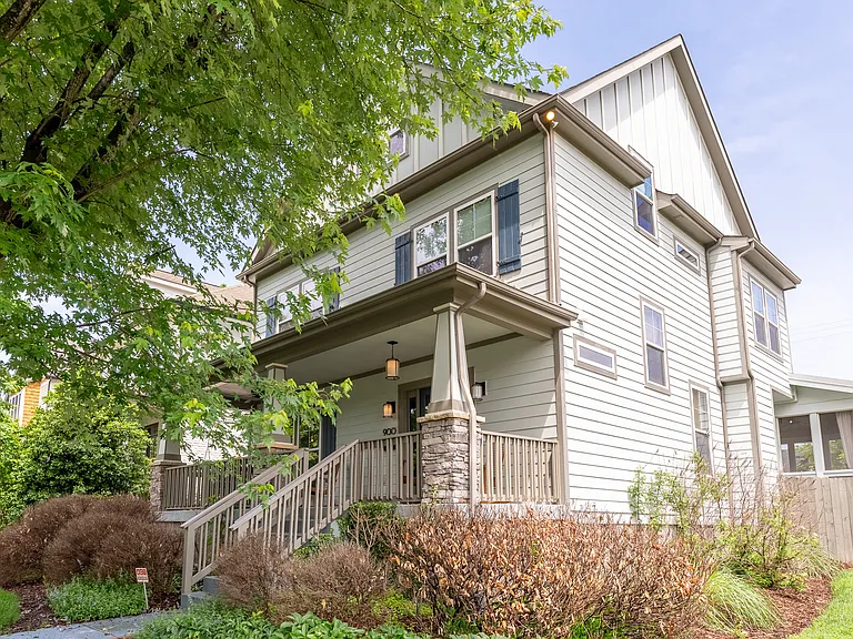 900 Montrose Ave — Photo 3