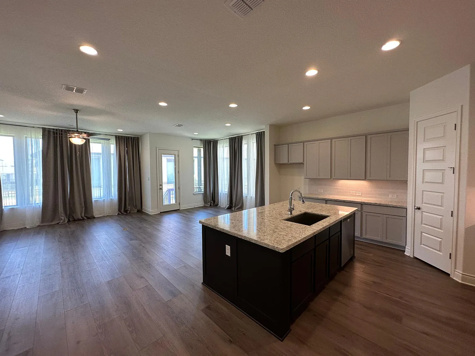 3 bed, 2268 sqft, $3,450 — Photo 3