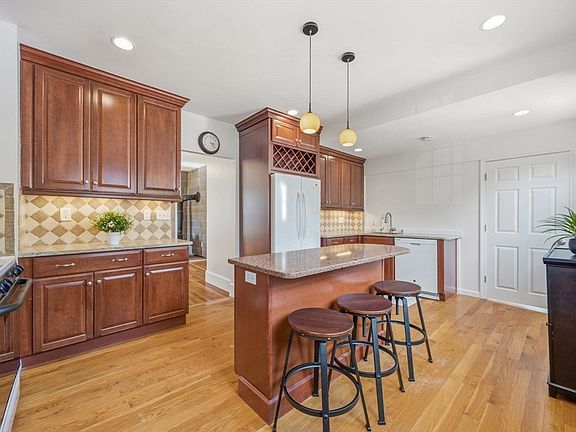 4th image of 16 Linwood St