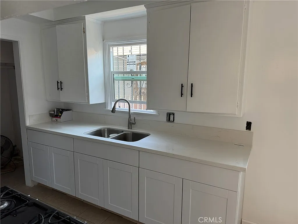 Building Photo - 1310 W 89th St