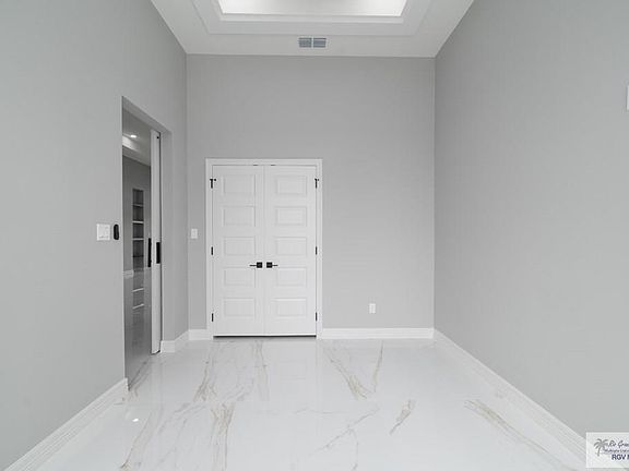 3rd image of 6261 Queens Woods