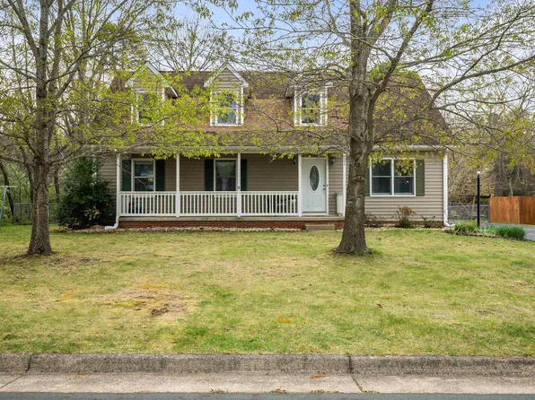 121 Sugarcamp Ln, Stuarts Draft, VA 24477