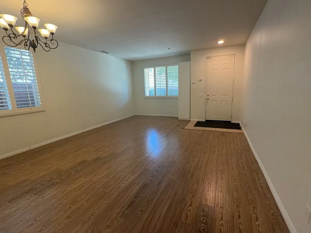 4 bed, 3.0 bath, 2533 sqft, $3,500 — Photo 4