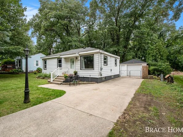 953 Alpine Hills St NW, Grand Rapids, MI 49544